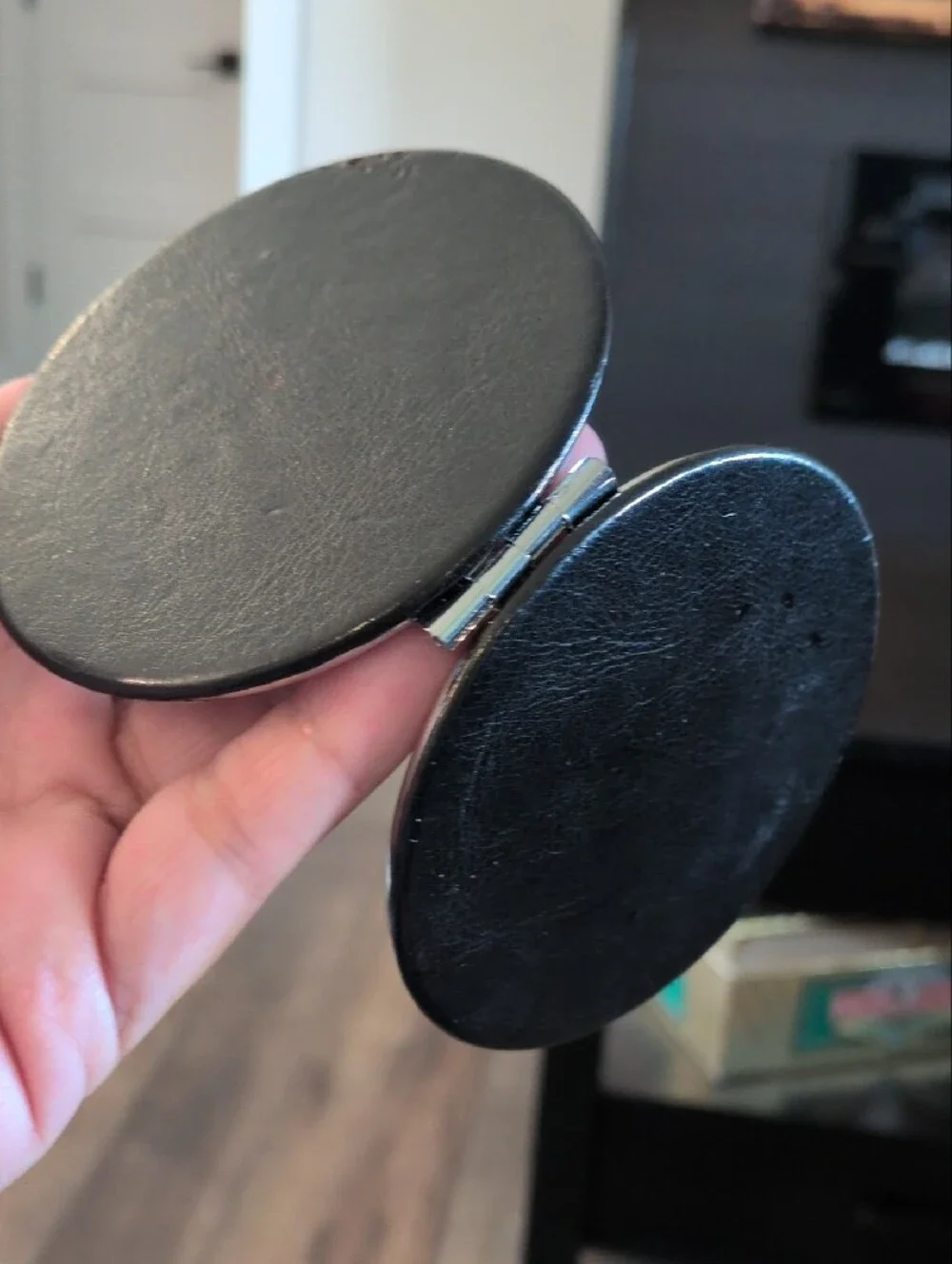 Black Compact Phone Grip - Sleek Handheld Accessory